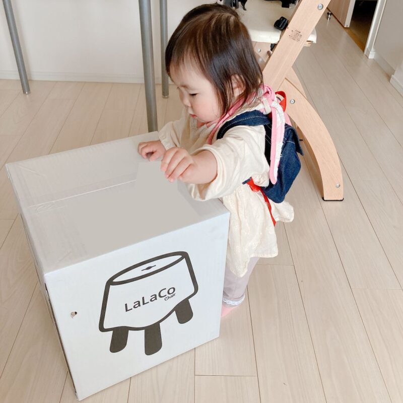 ララコチェアの箱を見つめる娘ちびまるちゃん